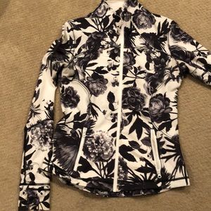 Lululemon leaflet size 8.